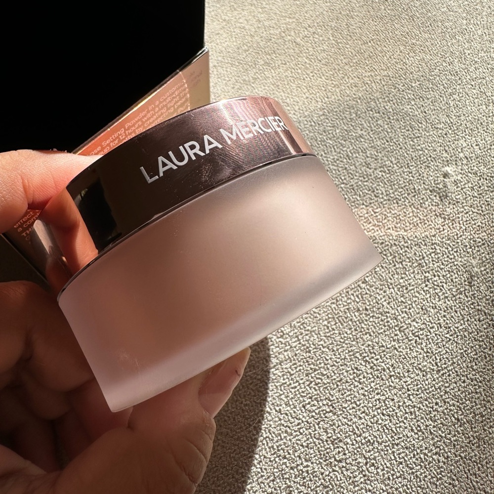 New - Laura mercier setting powder shade cosmic rose